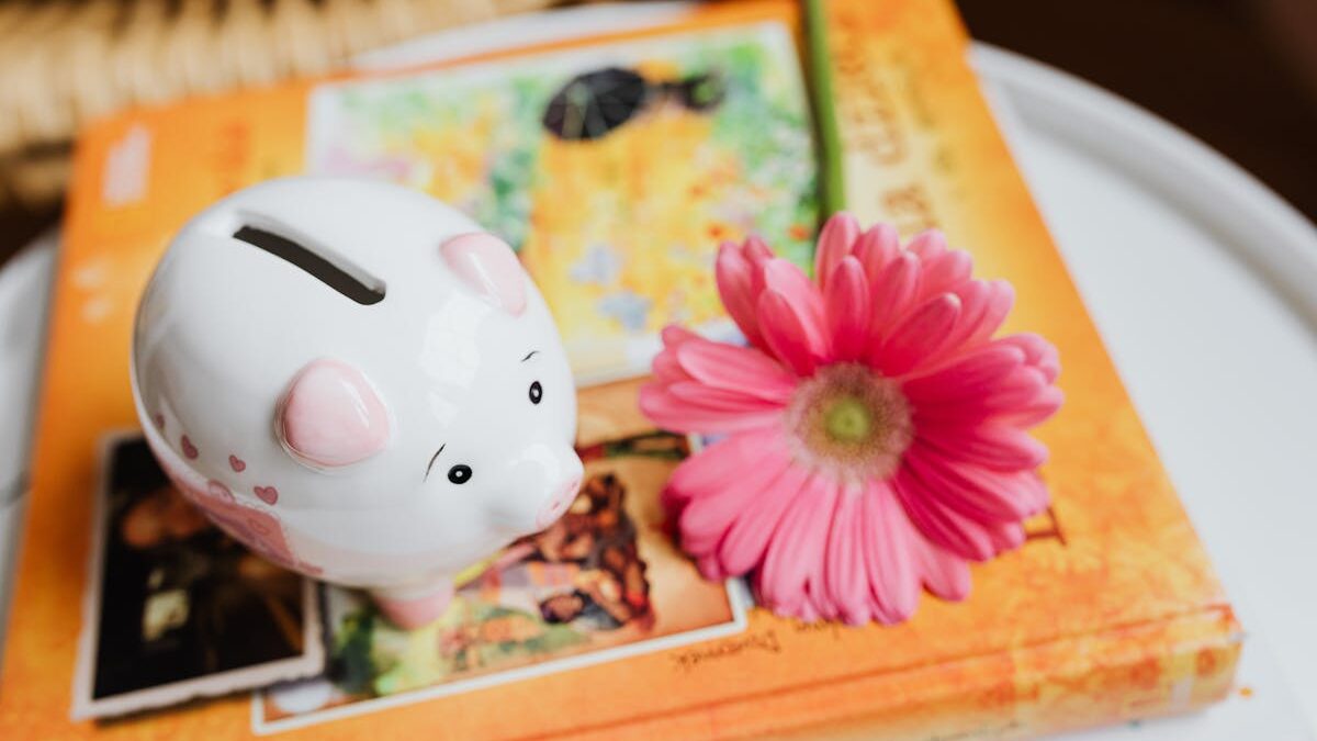 14 saving tips to help fill your kids’ piggy bank