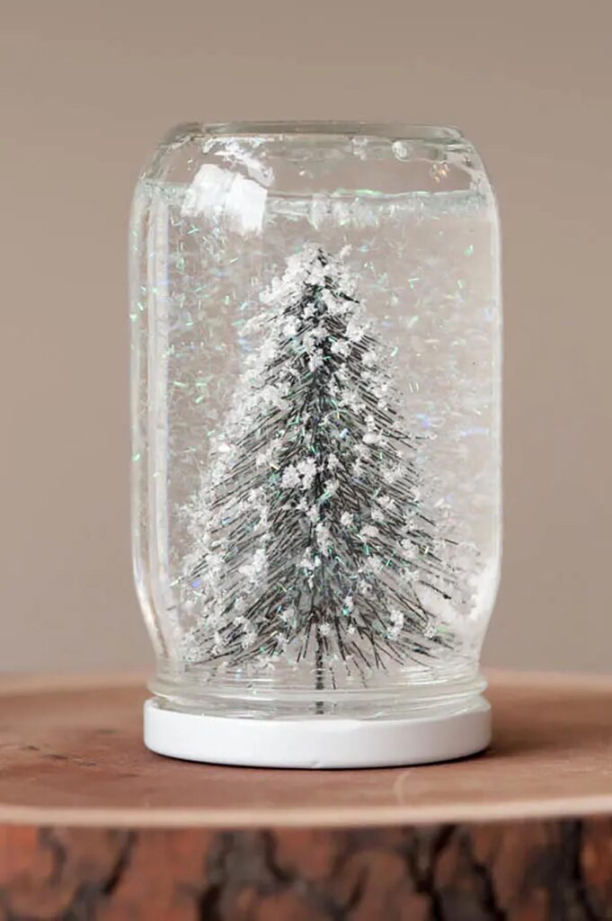 Christmas craft Mason jar snow globes