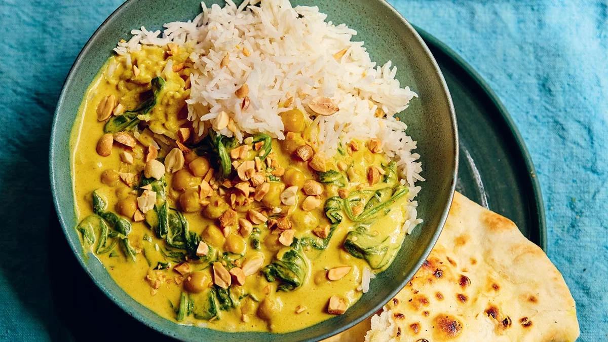 Quick dinner idea: Satay-ish chickpea & spinach curry